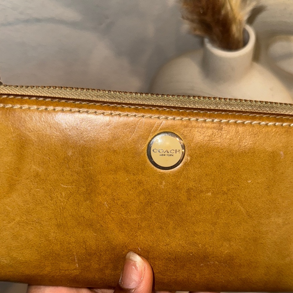 Coach Tan Leather Wallet with Sleek Design and Compact Size - Picture 8 of 11
